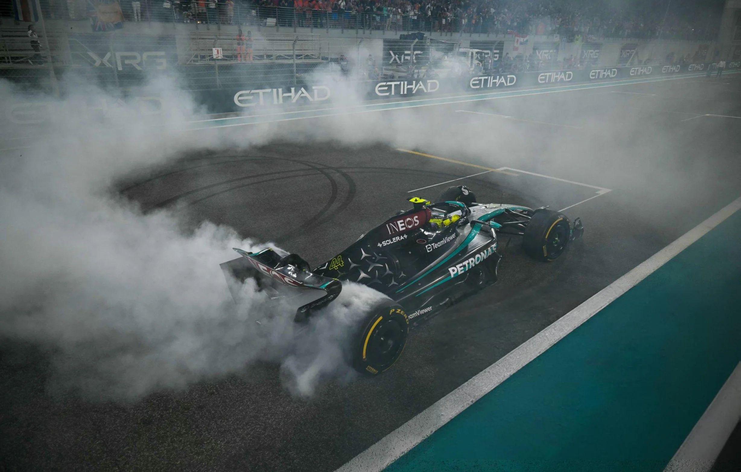 Fórmula 1. Lewis Hamilton hace sus últimos 'DONUTS' como piloto de MERCEDES.