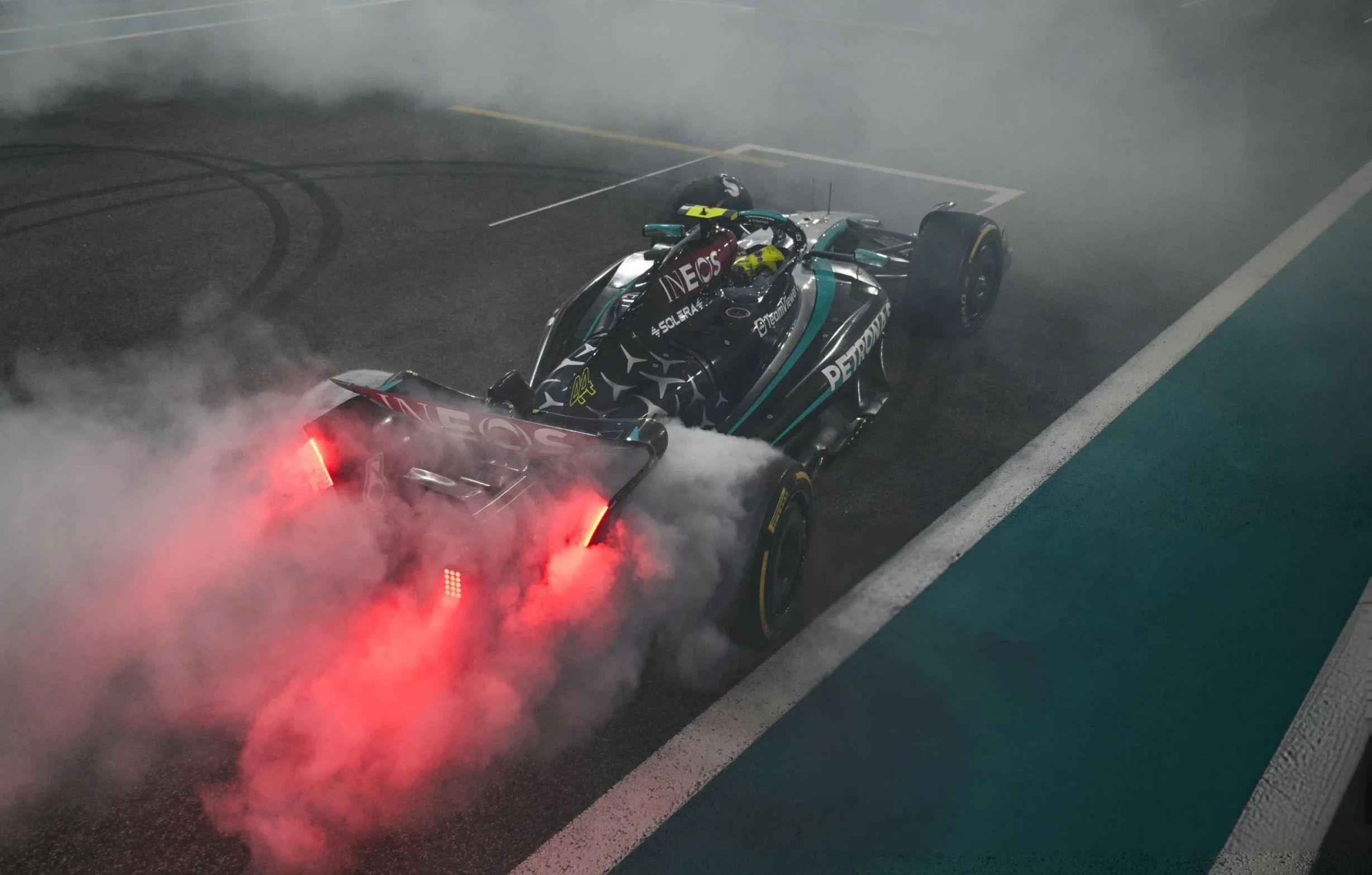 Fórmula 1. Lewis Hamilton hace sus últimos 'DONUTS' como piloto de MERCEDES.