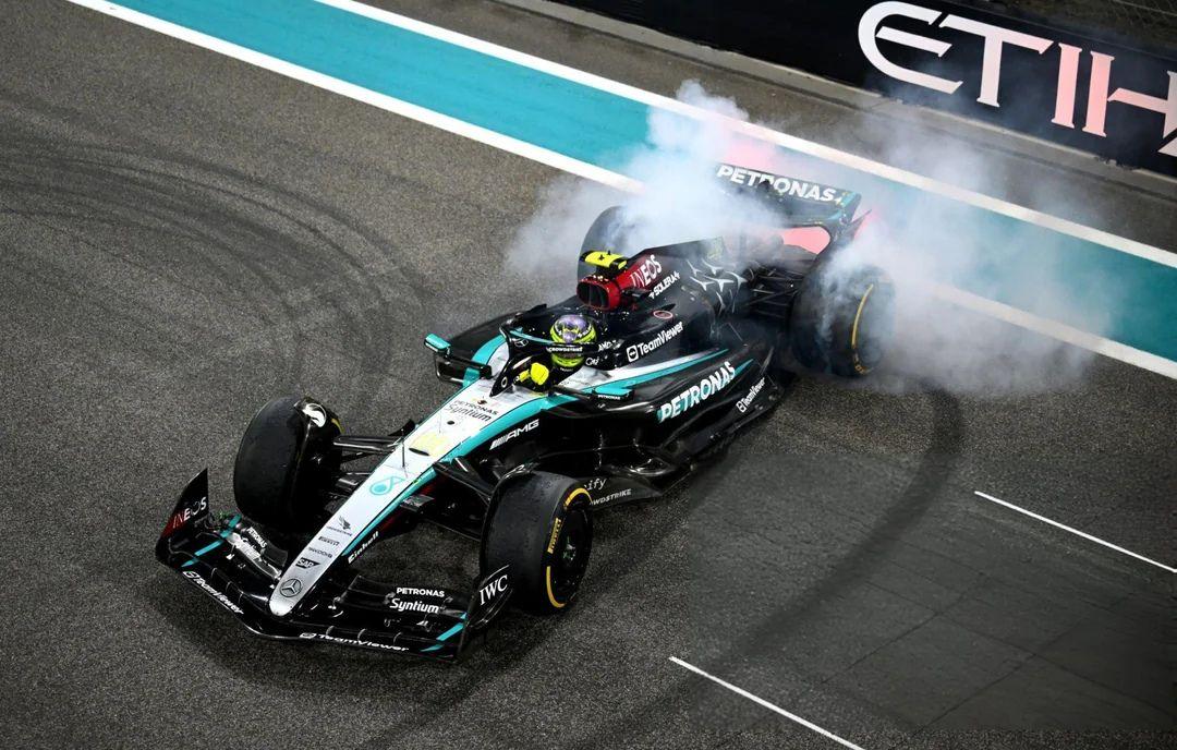 Fórmula 1. Lewis Hamilton hace sus últimos 'DONUTS' como piloto de MERCEDES.